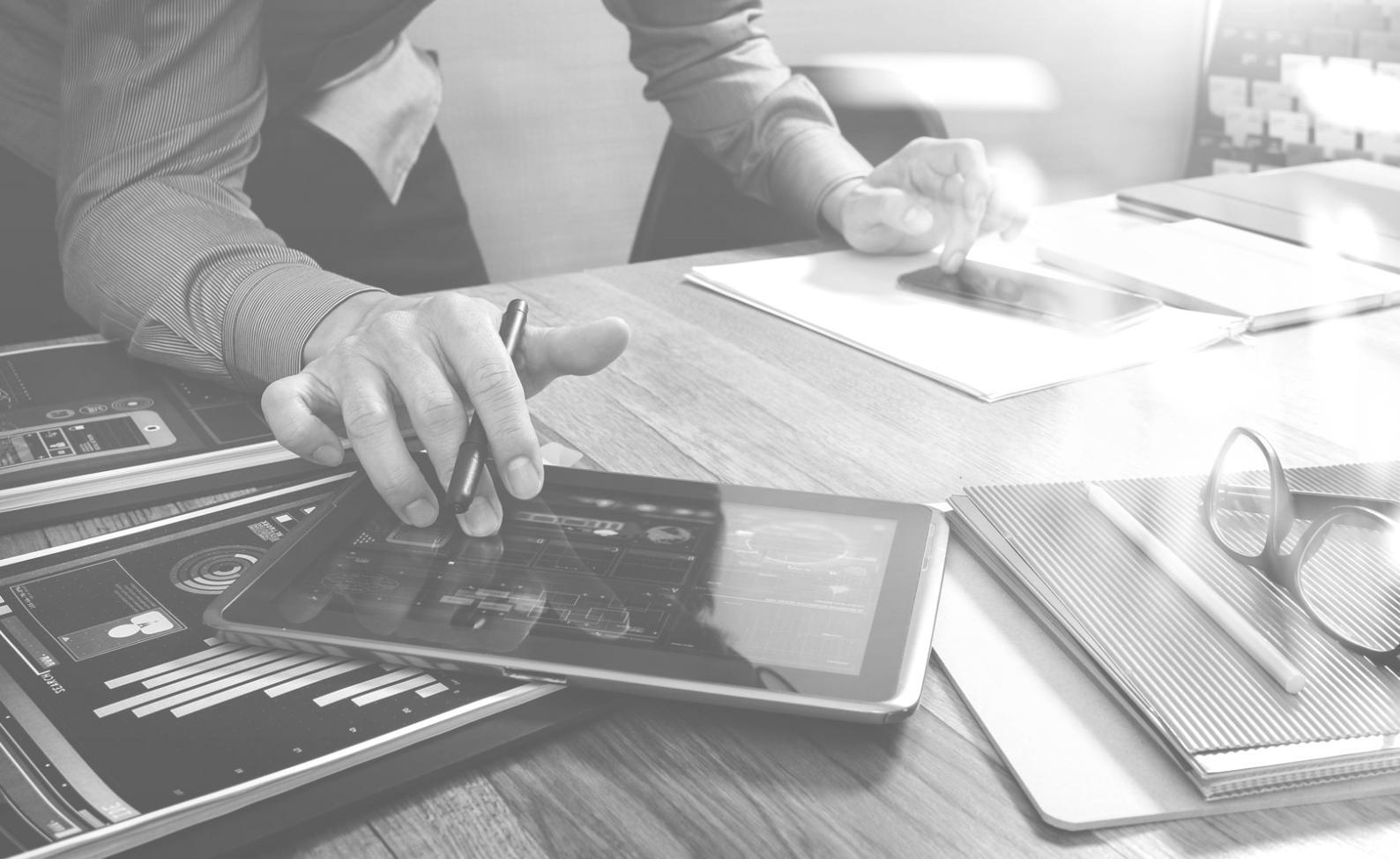 Cross-platform slot machine interface running on multiple devices